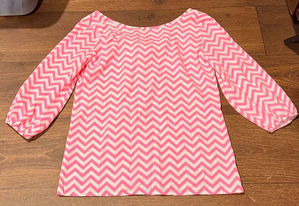 Auditions Pink and White Chevron Print 3/4 Sleeve Top with Bow Back Size S